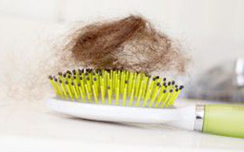 Bé 8 tuổi bị tắc ruột do nuốt tóc