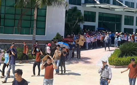 Video: Bức xúc vì suất ăn có giòi, hàng ngàn công nhân ngưng việc