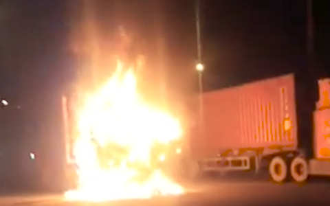 Video: Xe đầu kéo cuốn xe máy vào gầm, kéo lê hơn 1,5 km rồi bốc cháy dữ dội