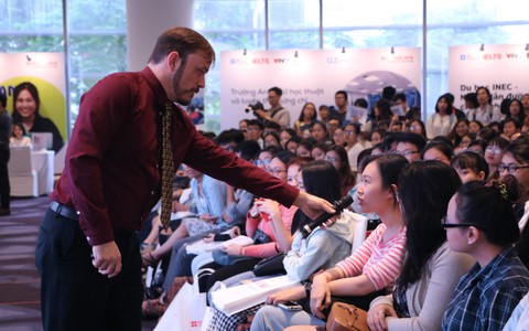 Đọc hết 1 quyển sách để luyện IELTS thay vì tải về cả chục tài liệu rồi... để đó