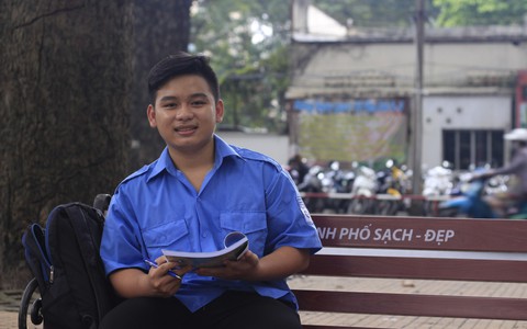 Chàng sinh viên đến trường bằng tình thương của ông bà