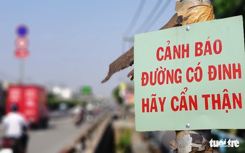 Quốc lộ 1 ở TP.HCM xuất hiện bảng cảnh báo 'đường có đinh, hãy cẩn thận'