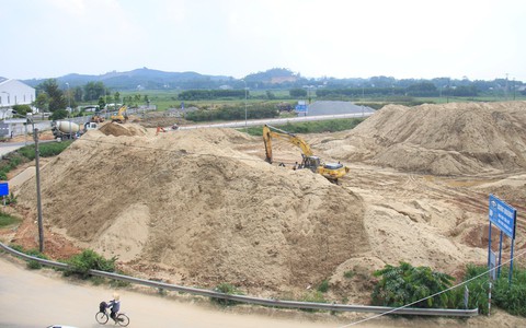 Bãi cát không phép án ngữ cửa ngõ TP Quảng Ngãi