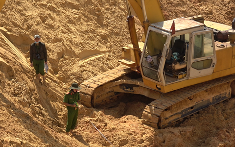 Video: Chui xuống mỏ quặng sâu 30m phun nước, một công nhân tử vong