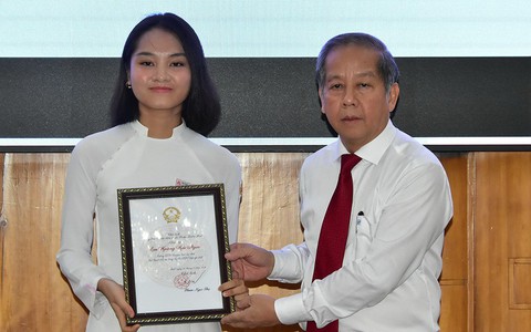 'Hãy học để làm người tốt, đừng chỉ học để lấy tri thức'
