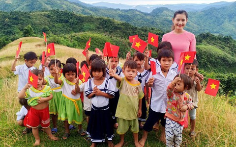 Rưng rưng cô giáo lội nước lũ vào giữ trường, 'cõng' khai giảng lên núi
