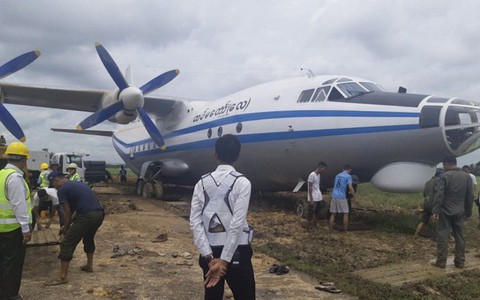 Sân bay Myanmar đóng cửa vì máy bay quân sự trượt đường băng