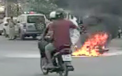 Video: Sau tai nạn, xe máy bốc cháy dữ dội