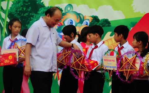 Thủ tướng Nguyễn Xuân Phúc đón Tết Trung thu cùng trẻ em Quảng Nam