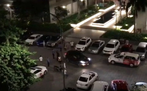 Ôtô húc ngã 2 người ở chung cư chỉ vì mâu thuẫn chỗ đậu xe