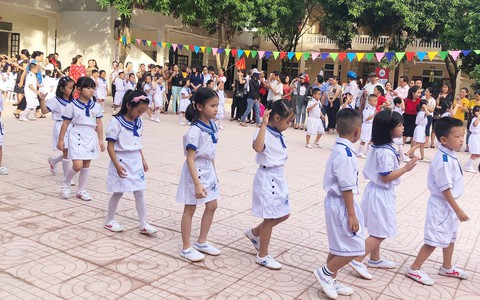 Hàng trăm trường khai giảng 'bù' sau mưa lũ