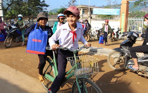 'Tết sẻ chia với học trò vùng bão lũ và hạn mặn': Quà xuân đến với trò nghèo