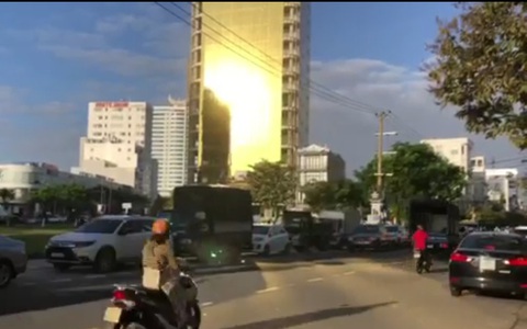 Kính cao ốc rọi nắng rực nhà dân, chủ đầu tư nói 'không có vấn đề'