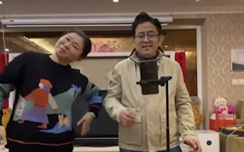 Clip cha mẹ múa hát mong con có bồ khiến dân mạng xốn xang