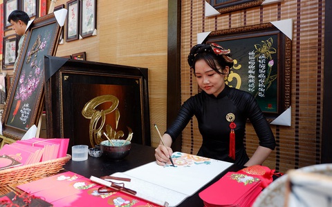 Những 'bà đồ' trên phố ông đồ