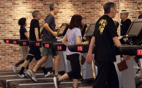 Những cụ già trăm tuổi lưng còng chống gậy đi... tập gym