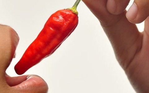 Ăn ớt, bị ớt 'chui' vô phế quản gây ho 2 tháng trời
