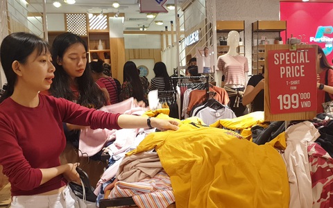 Mới 26, nhiều tiệm ở Sài Gòn bán tháo hàng, đóng cửa nghỉ tết sớm