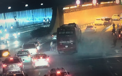 Xe giường nằm chở khách về quê ăn tết bốc khói nghi ngút ở cửa hầm Thủ Thiêm