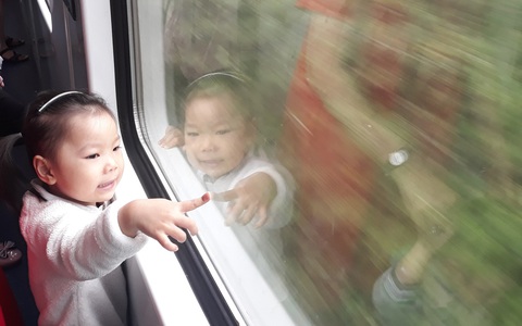 Cùng con 'sống chậm' trên tàu về quê ăn tết
