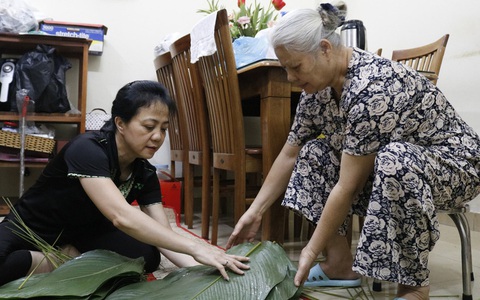 'Ngoại mừng quá, không ngủ được con à'
