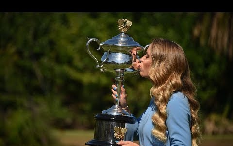 'Hoa khôi quần vợt' Wozniacki giải nghệ trong nước mắt