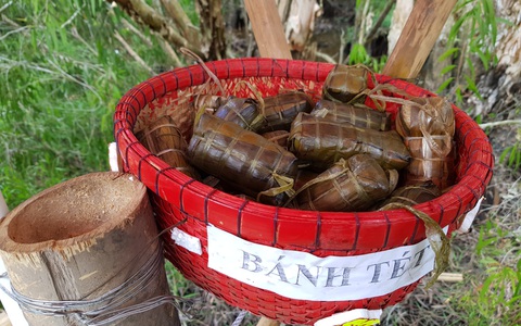 Khách đi cầu Tre dài nhất Việt Nam 10km, mỏi chân thì ăn buffet bánh tét, bánh bò