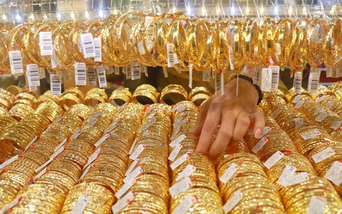 Vàng rơi gần về ngưỡng 43 triệu đồng/lượng