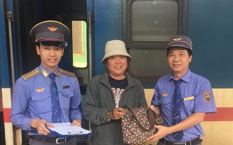Tổ tàu SE22 trả lại gần 60 triệu cho hành khách bỏ quên