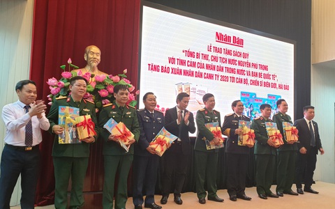 Tặng sách về Tổng bí thư, Chủ tịch nước Nguyễn Phú Trọng cho chiến sĩ hải đảo