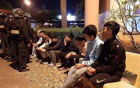 Vì nợ nần, hàng trăm thanh thiếu niên dàn trận dao kiếm như phim kiếm hiệp