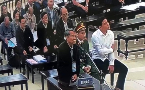 Bị cáo vụ thâu tóm đất công tại Đà Nẵng khóc tại tòa, nói ‘sợ không qua khỏi trong tù’