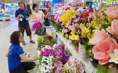 Đi siêu thị 'rinh' Tết về nhà