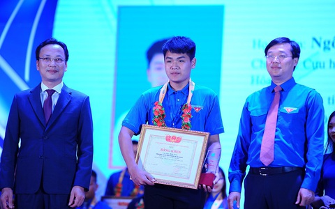 Nam sinh 10 năm cõng bạn đến trường, 'người tử tế' với Sa Cần nhận giải thưởng Sống đẹp
