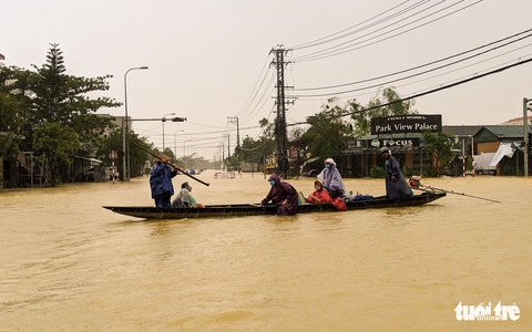 Tạm dừng chạy tàu giữa Hà Nội với Huế do lũ lụt