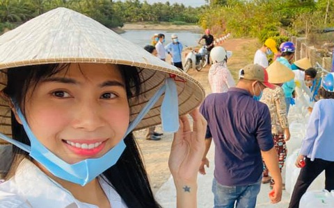 Thủy Tiên quyên 2 tỉ trong 2 tiếng, Quốc Nghiệp hướng về miền Trung lũ lụt