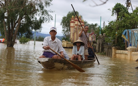 Huế nhiều xã vẫn ngập sâu, người dân chèo thuyền đi nhận cứu trợ