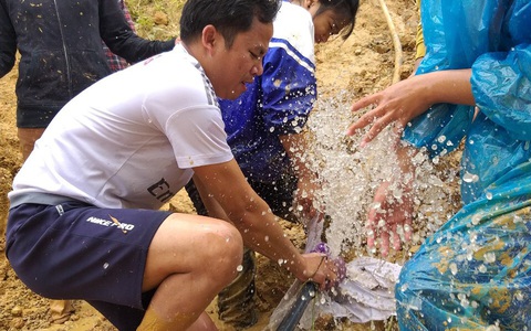 Học trò sơ tán, lội 40km bùn đất đi 'học gửi'