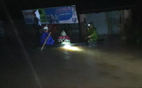 Ứng cứu nhanh 20 người trên thuyền chết máy trôi dạt giữa rốn lũ