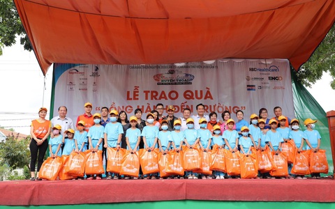 CLB Doanh nhân 2030 trao quà trị giá 2,2 tỉ đồng