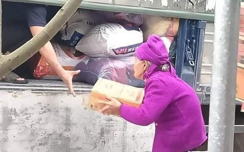 Thùng mì tôm của mẹ!