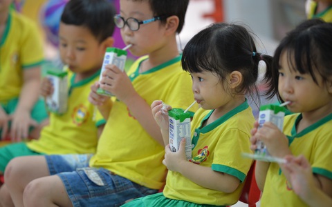 Mới có 25 tỉnh thành triển khai cho học sinh uống sữa học đường