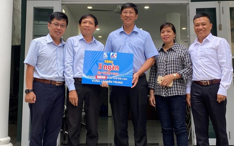 Khánh Việt tặng 5.000 quyển vở cho học sinh vùng lũ miền Trung