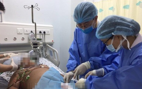 Chơi nhấn đầu xuống nước khi bơi, thiếu niên 14 tuổi bị phù phổi