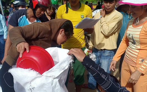 Gạo cứu đói tiếp tế cho dân vùng lũ trước bão số 9