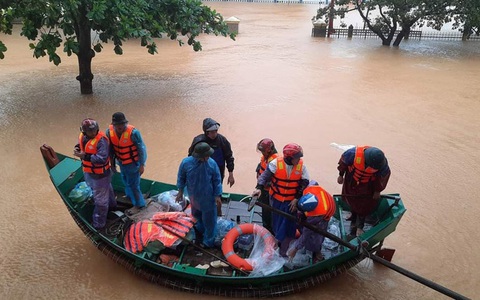 Khen thưởng đội thuyền của ngư dân vùng biển Ngư Thủy cứu dân vùng ruộng trong lũ lụt ở Quảng Bình