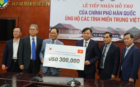 Hàn Quốc trao 300.000 USD hỗ trợ đồng bào miền Trung
