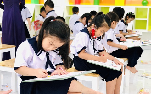 Học lớp 1, không chỉ con mà cha mẹ cũng căng thẳng