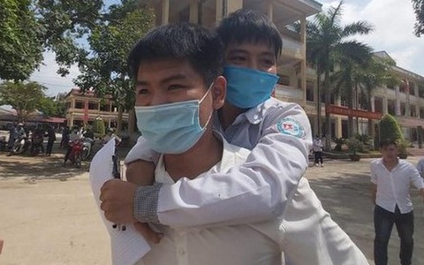 Trường ĐH Y Hà Nội trả lời về chuyện có đặc cách thí sinh 10 năm cõng bạn đi học