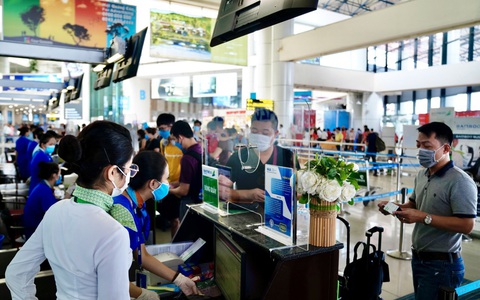 Hành khách đi máy bay tại Nội Bài được kiểm tra y tế 2 lần